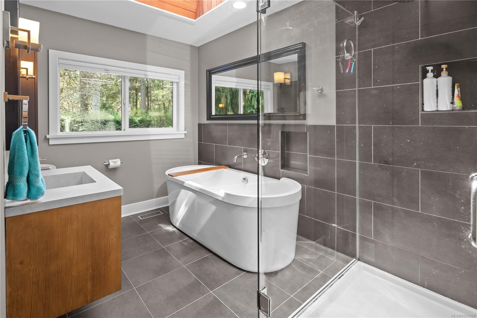 2879 Phyllis St, Saanich, BC