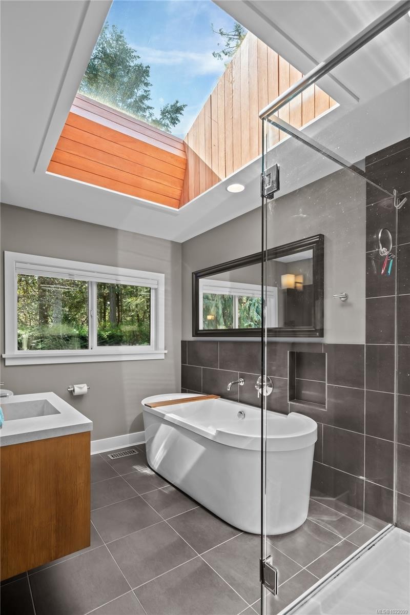 2879 Phyllis St, Saanich, BC