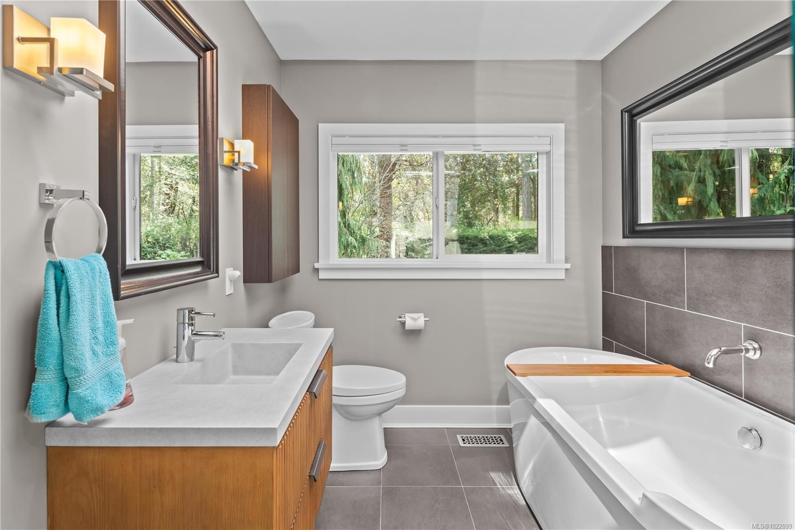 2879 Phyllis St, Saanich, BC