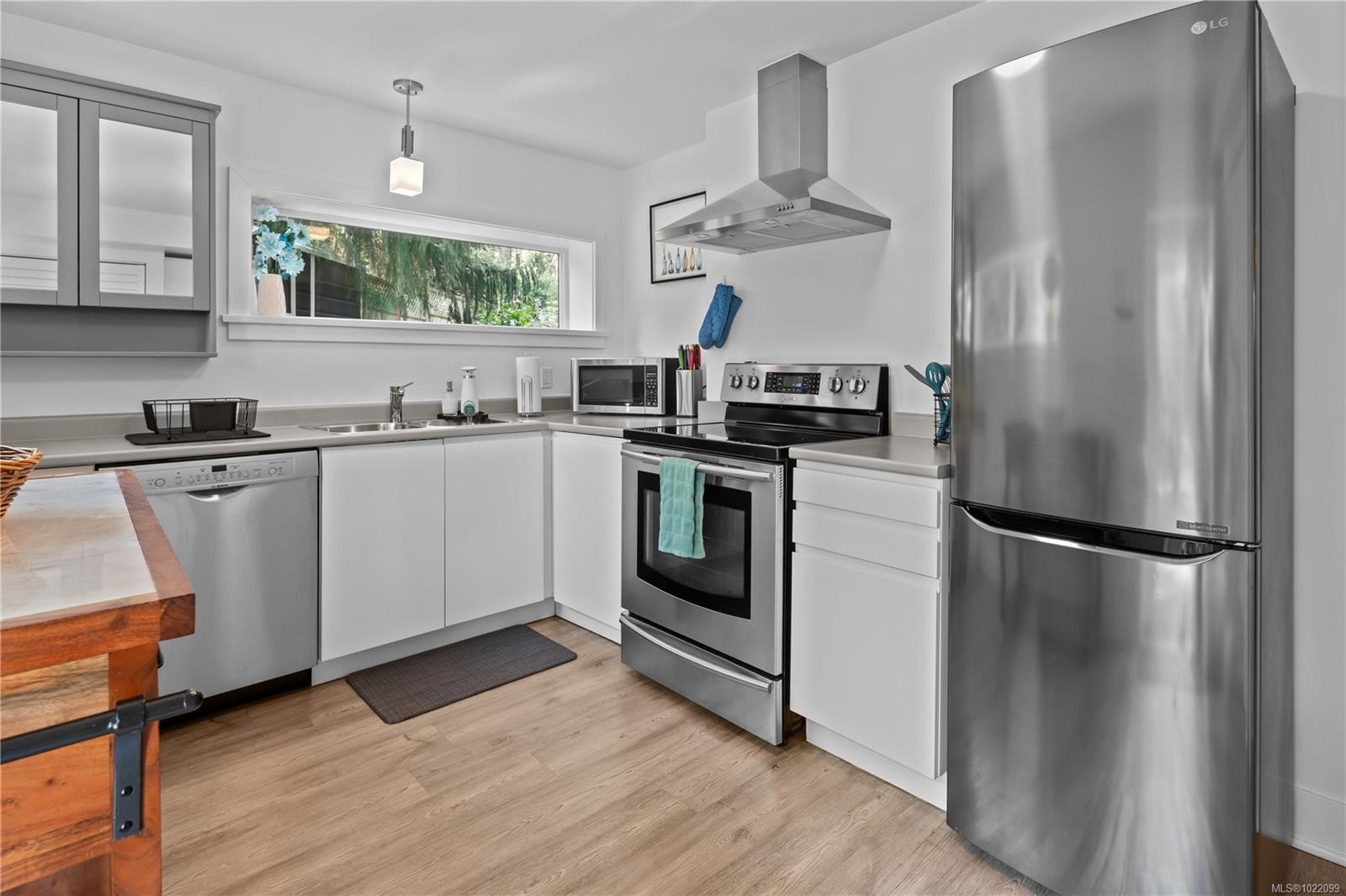 2879 Phyllis St, Saanich, BC