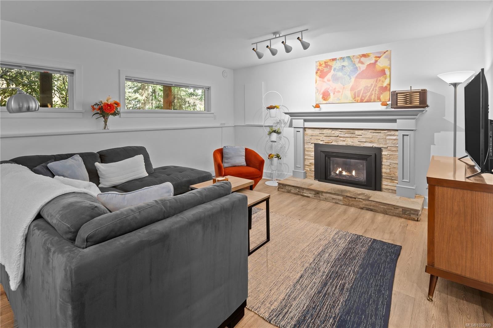 2879 Phyllis St, Saanich, BC