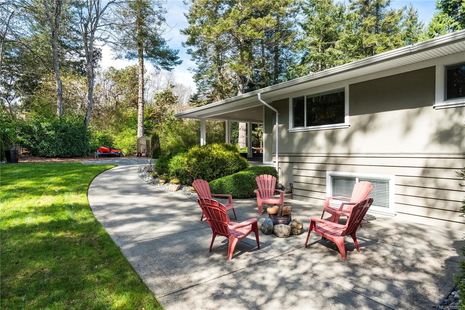 2879 Phyllis St, Saanich, BC