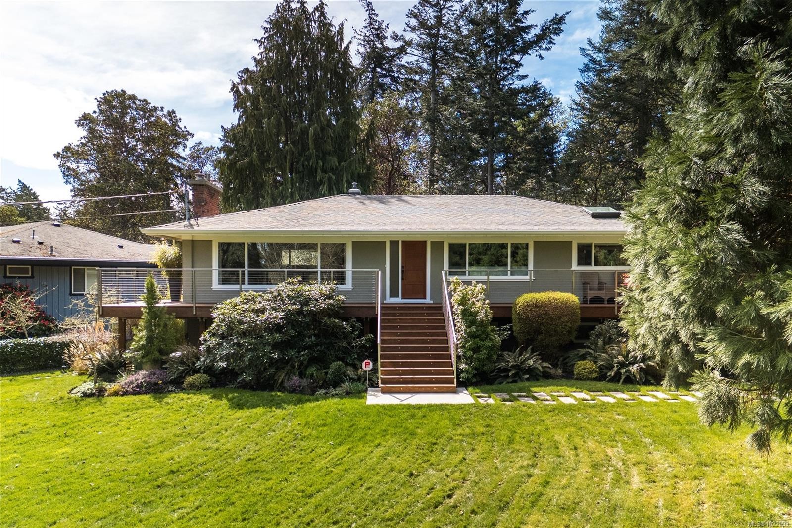 2879 Phyllis St, Saanich, BC