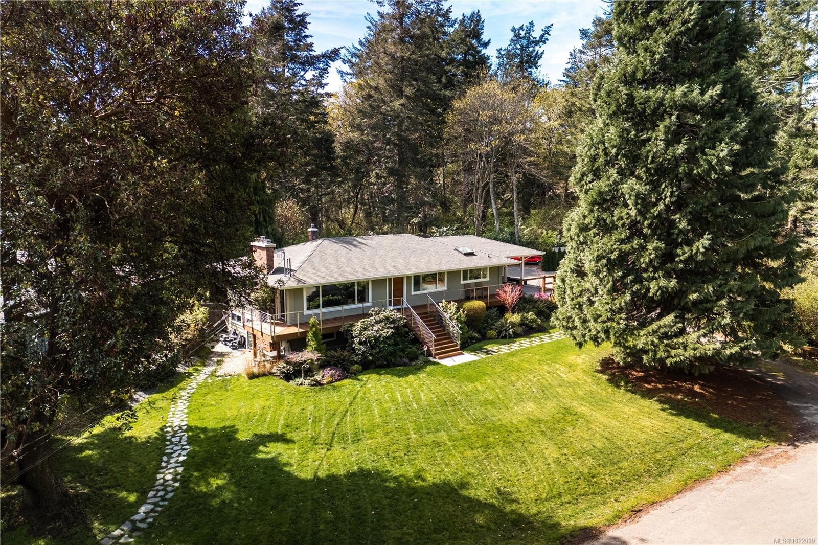 2879 Phyllis St, Saanich, BC