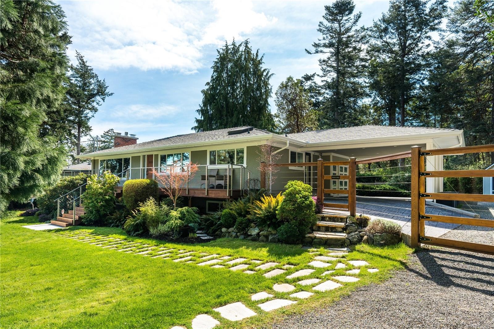 2879 Phyllis St, Saanich, BC