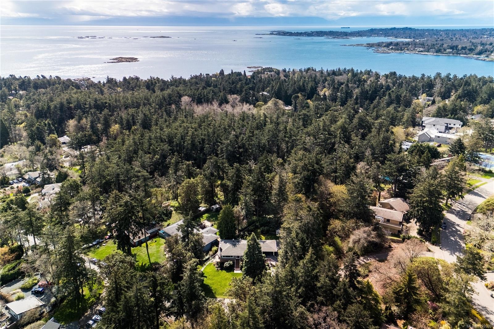 2879 Phyllis St, Saanich, BC