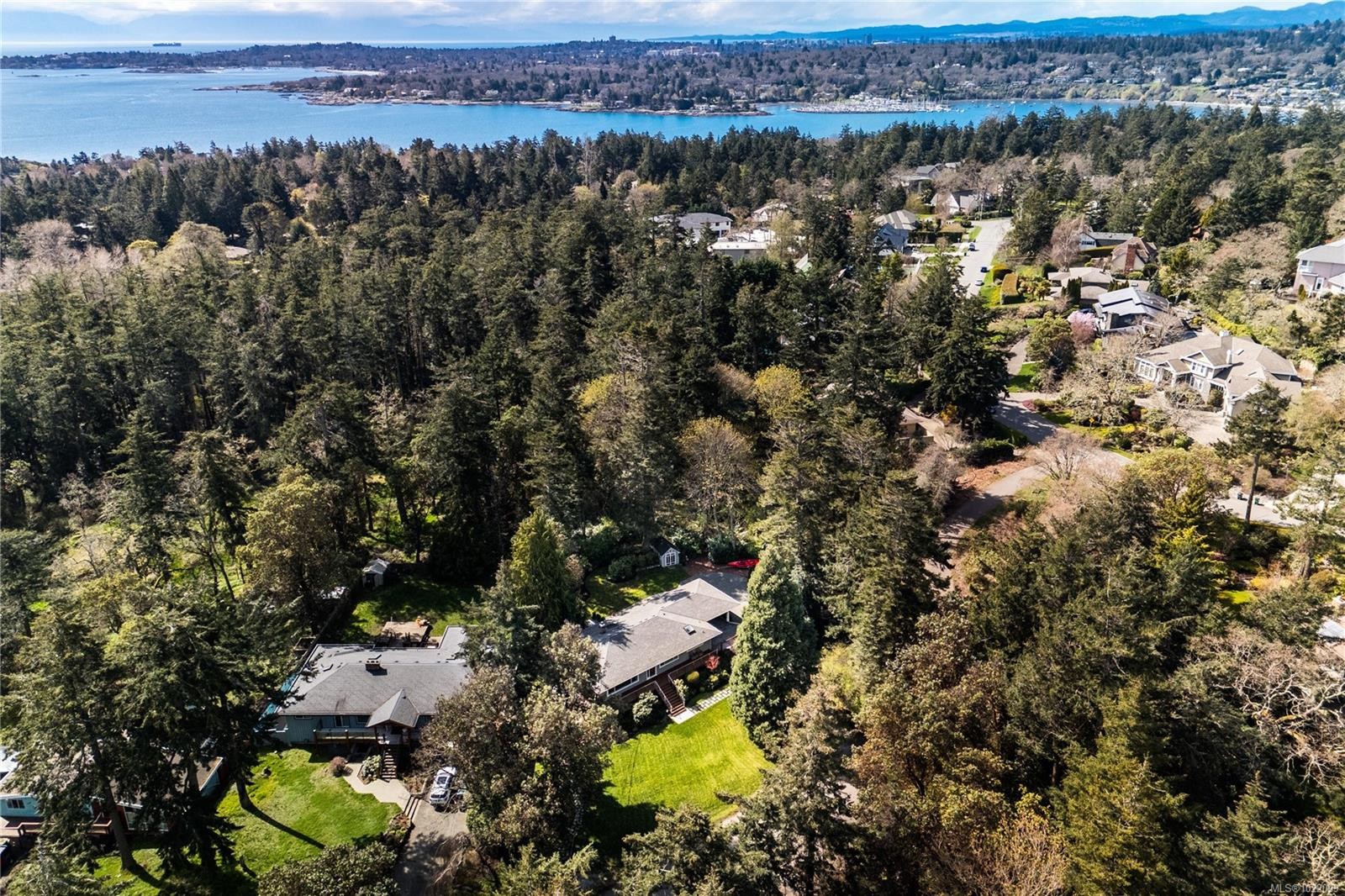 2879 Phyllis St, Saanich, BC