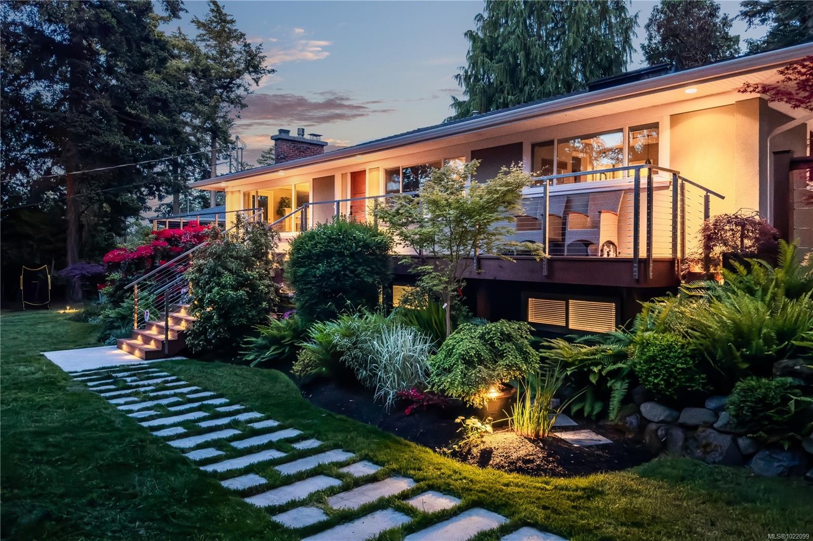 2879 Phyllis St, Saanich, BC