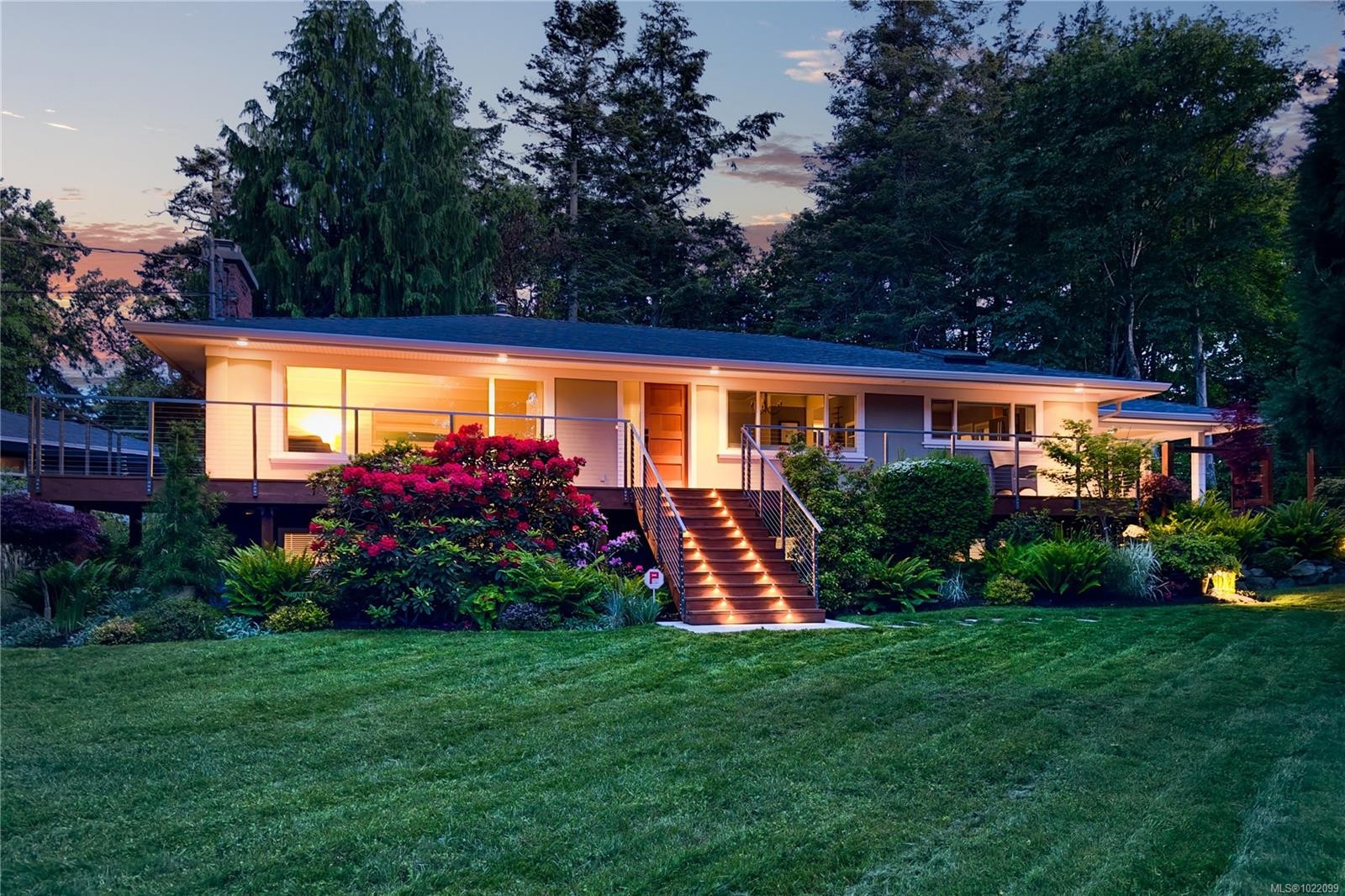 2879 Phyllis St, Saanich, BC