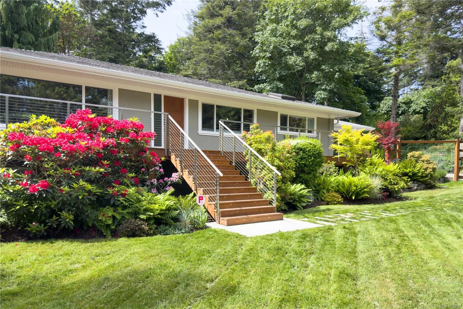 2879 Phyllis St, Saanich, BC