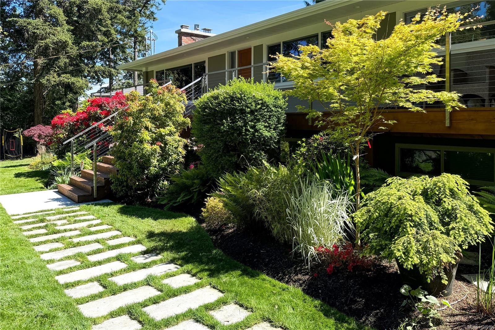 2879 Phyllis St, Saanich, BC