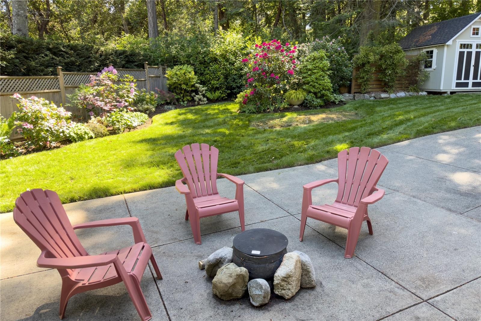 2879 Phyllis St, Saanich, BC