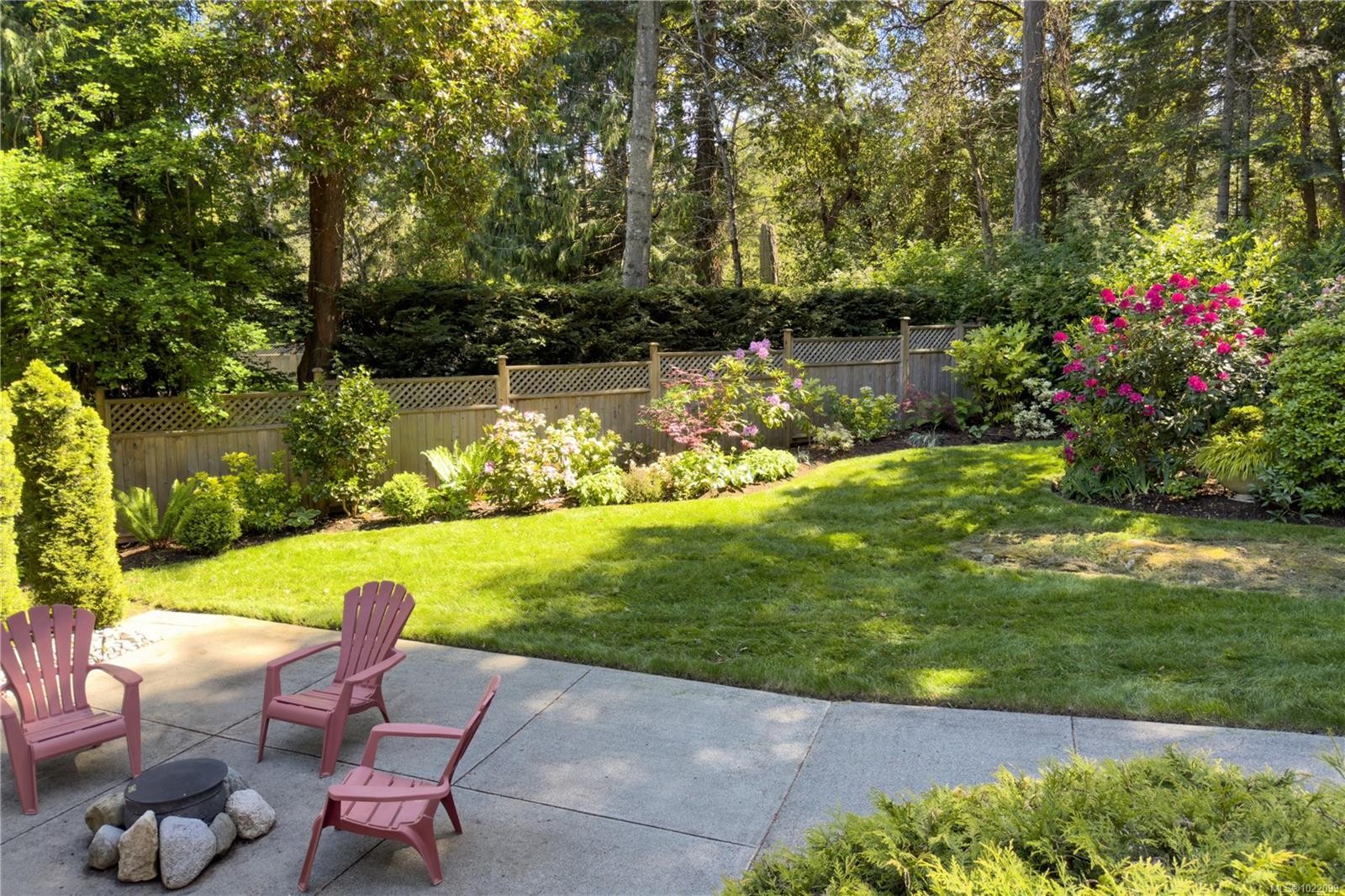 2879 Phyllis St, Saanich, BC