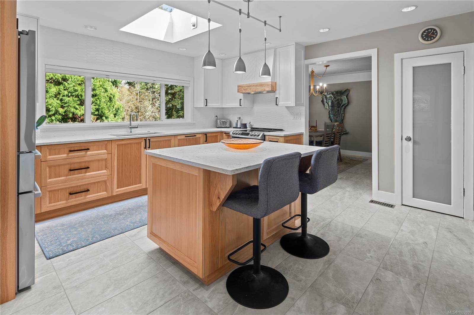 2879 Phyllis St, Saanich, BC