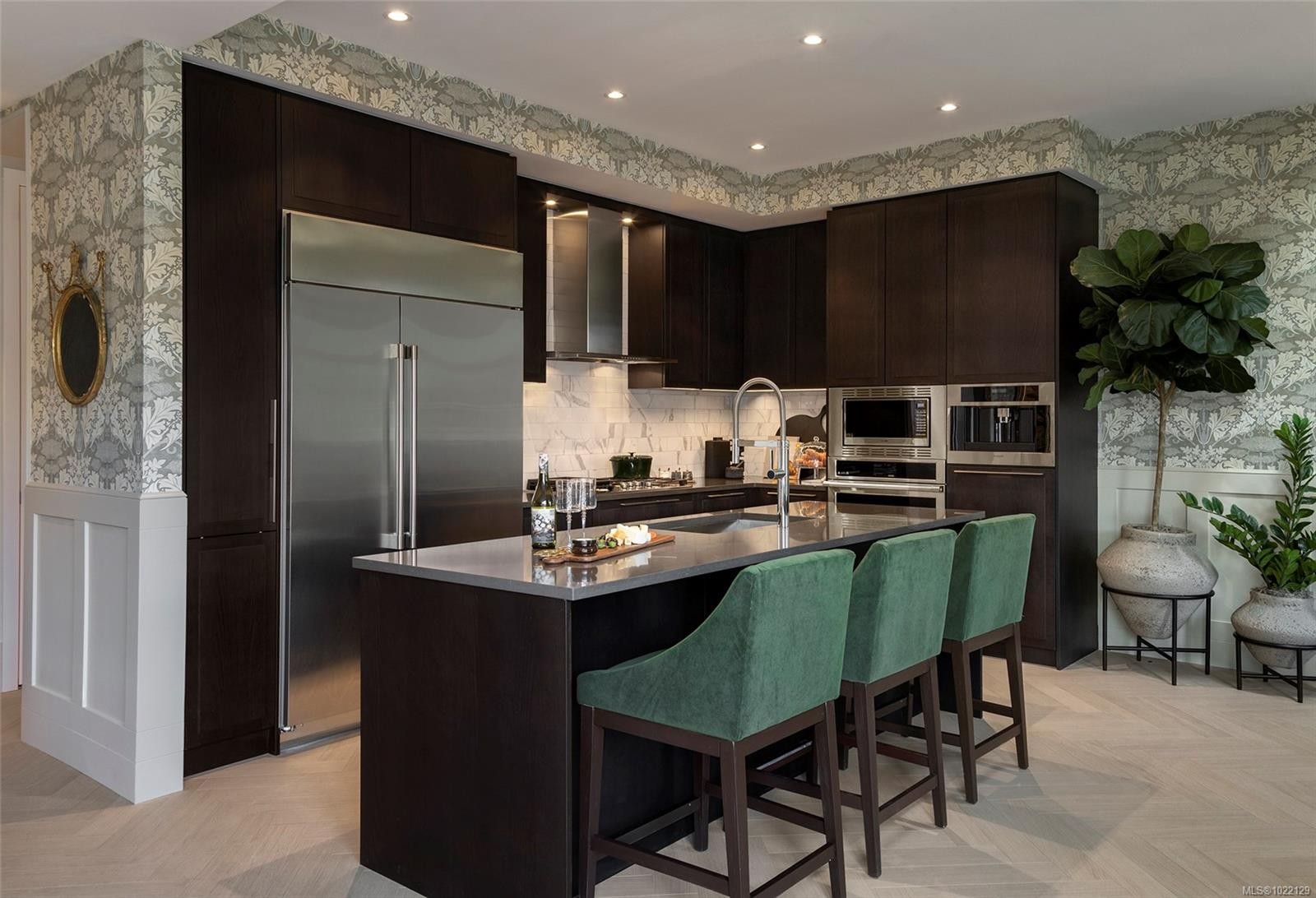 504-427 Lampson St, Esquimalt, BC - Indoor Photo Showing Kitchen With Upgraded Kitchen