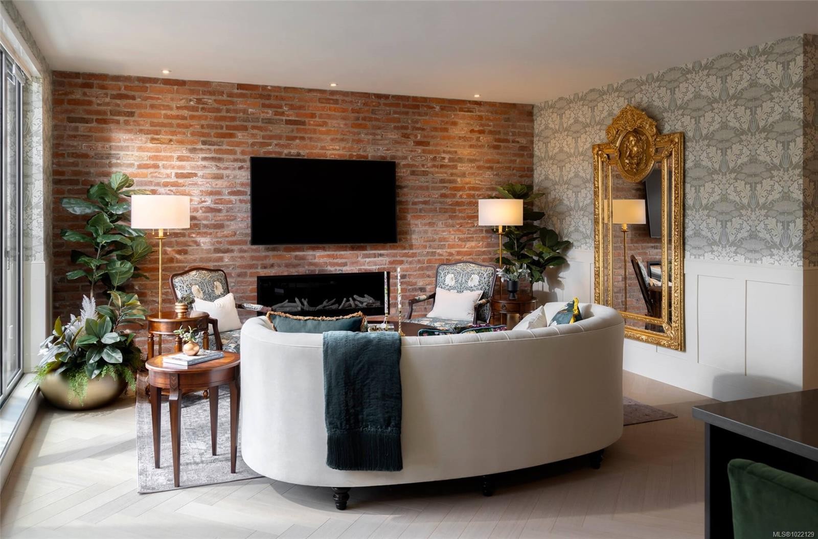 504-427 Lampson St, Esquimalt, BC - Indoor Photo Showing Living Room With Fireplace