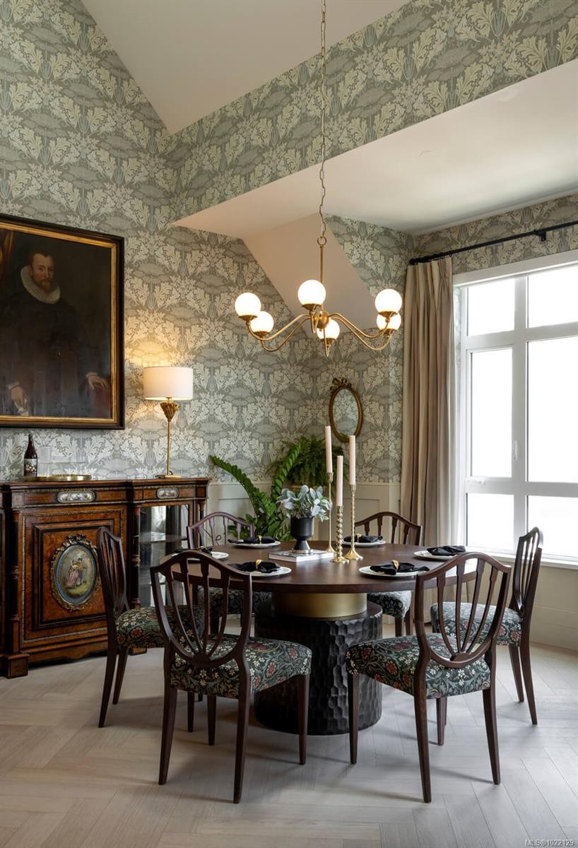 504-427 Lampson St, Esquimalt, BC - Indoor Photo Showing Dining Room