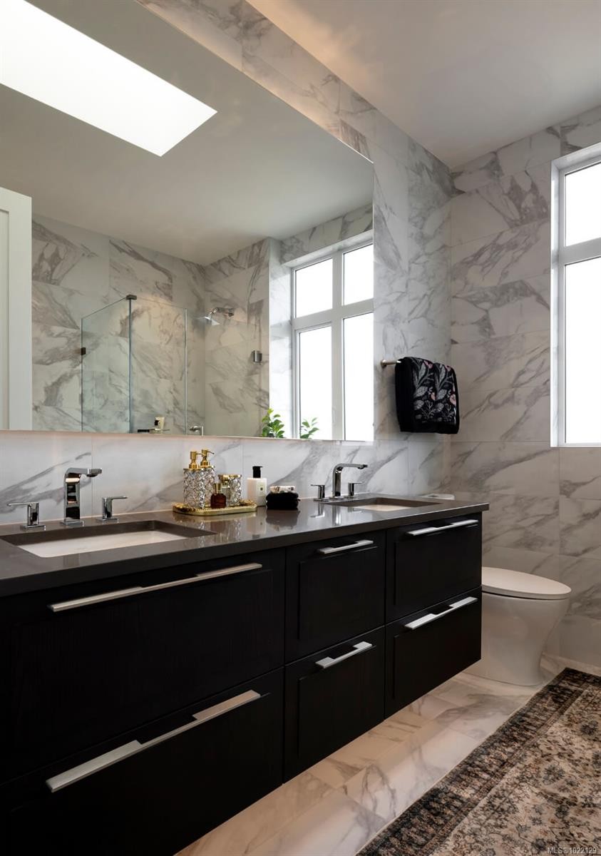 504-427 Lampson St, Esquimalt, BC - Indoor Photo Showing Bathroom