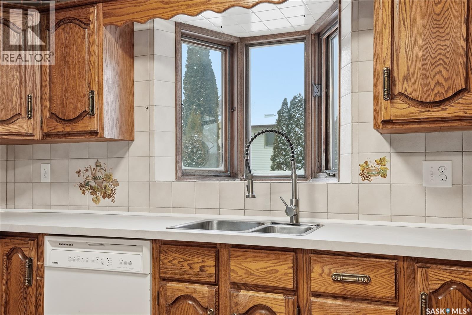 242 Thain Way, Saskatoon, SK - Indoor Photo Showing Kitchen With Double Sink