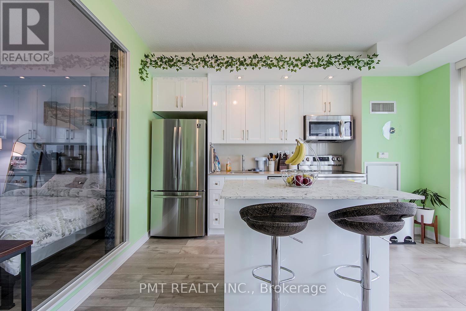 1625 - 165 Legion Road N, Toronto, ON - Indoor Photo Showing Kitchen