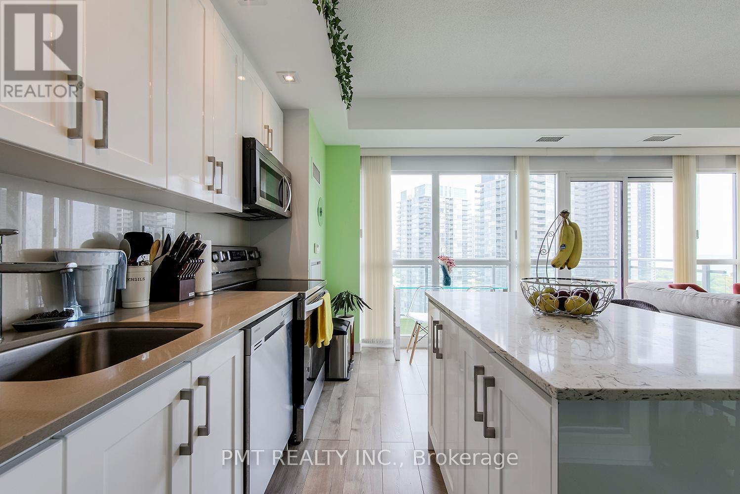 1625 - 165 Legion Road N, Toronto, ON - Indoor Photo Showing Kitchen With Upgraded Kitchen