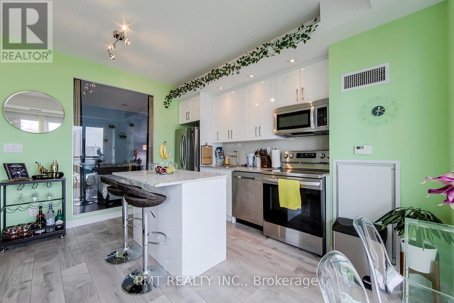 1625 - 165 Legion Road N, Toronto, ON - Indoor Photo Showing Kitchen