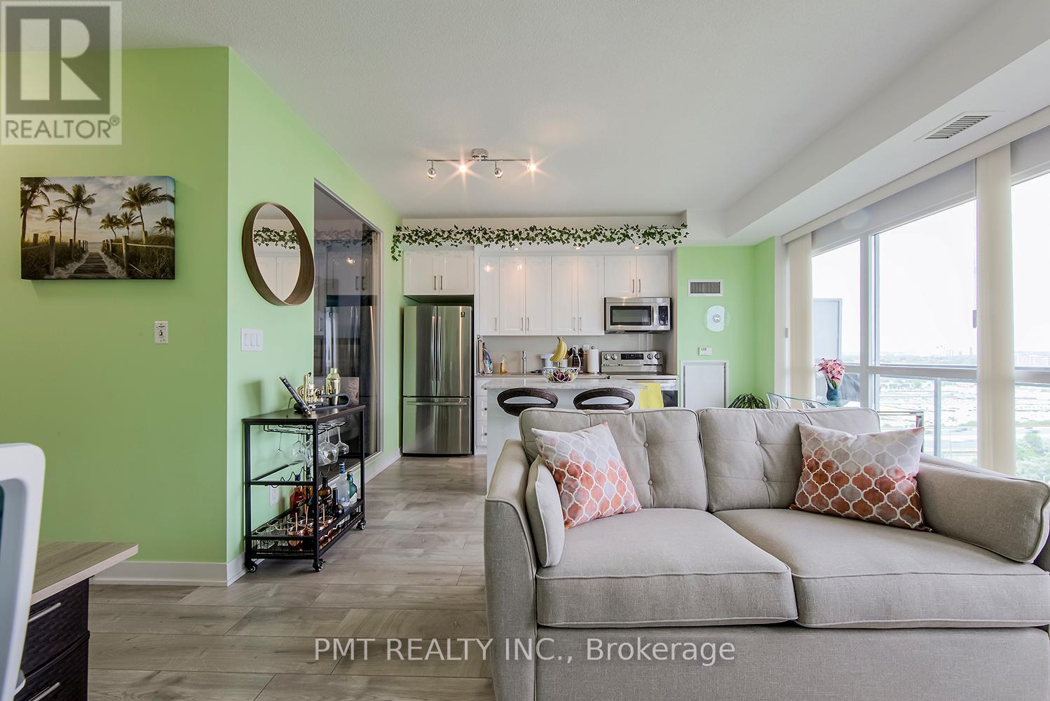 1625 - 165 Legion Road N, Toronto, ON - Indoor Photo Showing Living Room