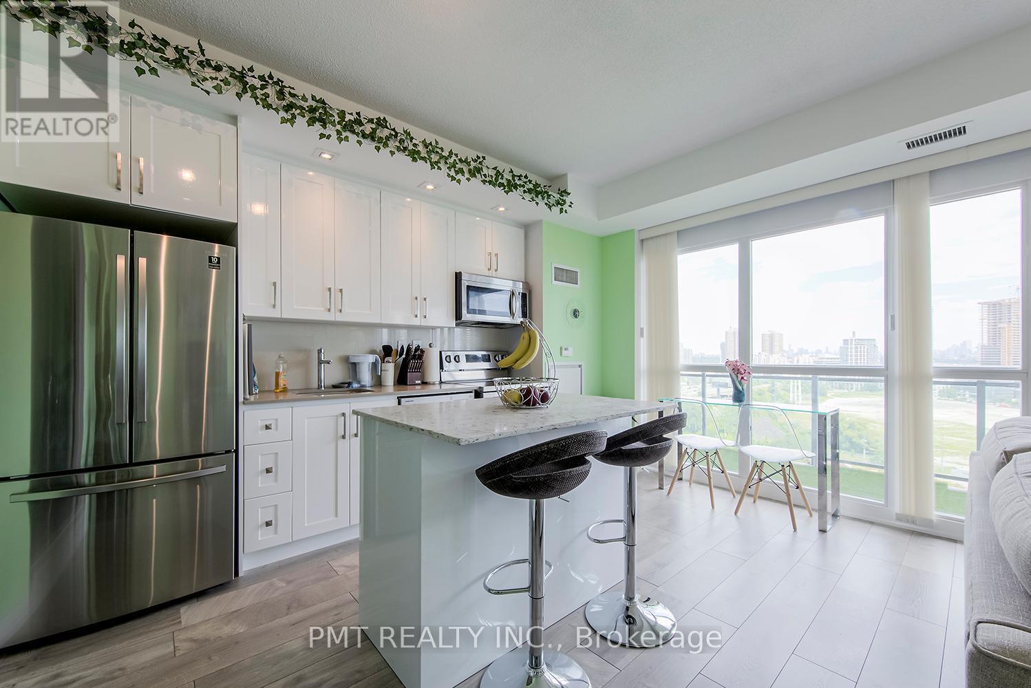 1625 - 165 Legion Road N, Toronto, ON - Indoor Photo Showing Kitchen