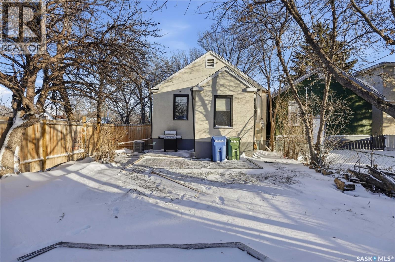 1300 Athol Street, Regina, SK - Outdoor