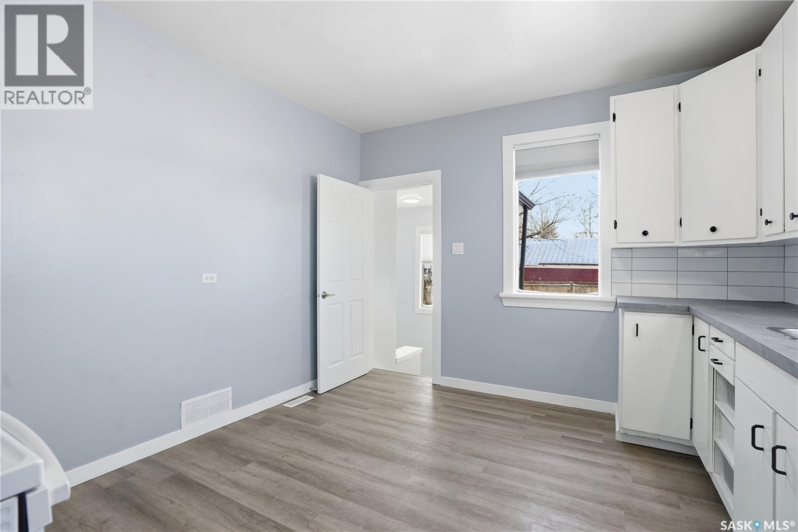 1300 Athol Street, Regina, SK - Indoor