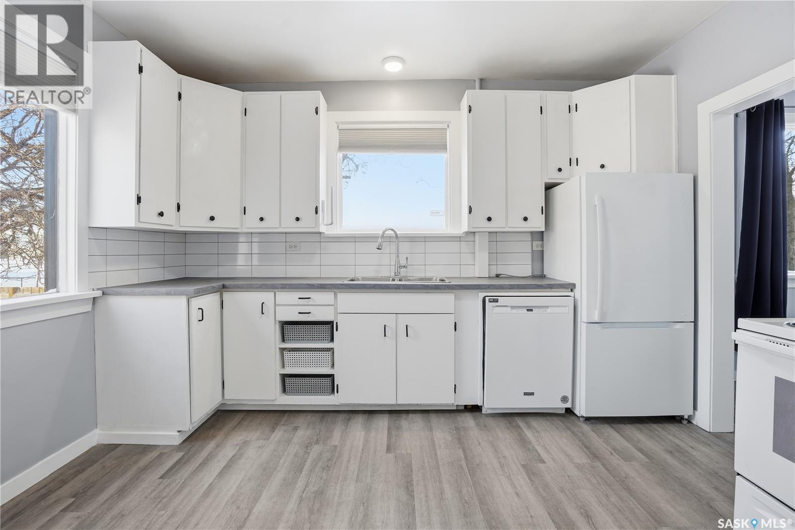 1300 Athol Street, Regina, SK - Indoor Photo Showing Kitchen