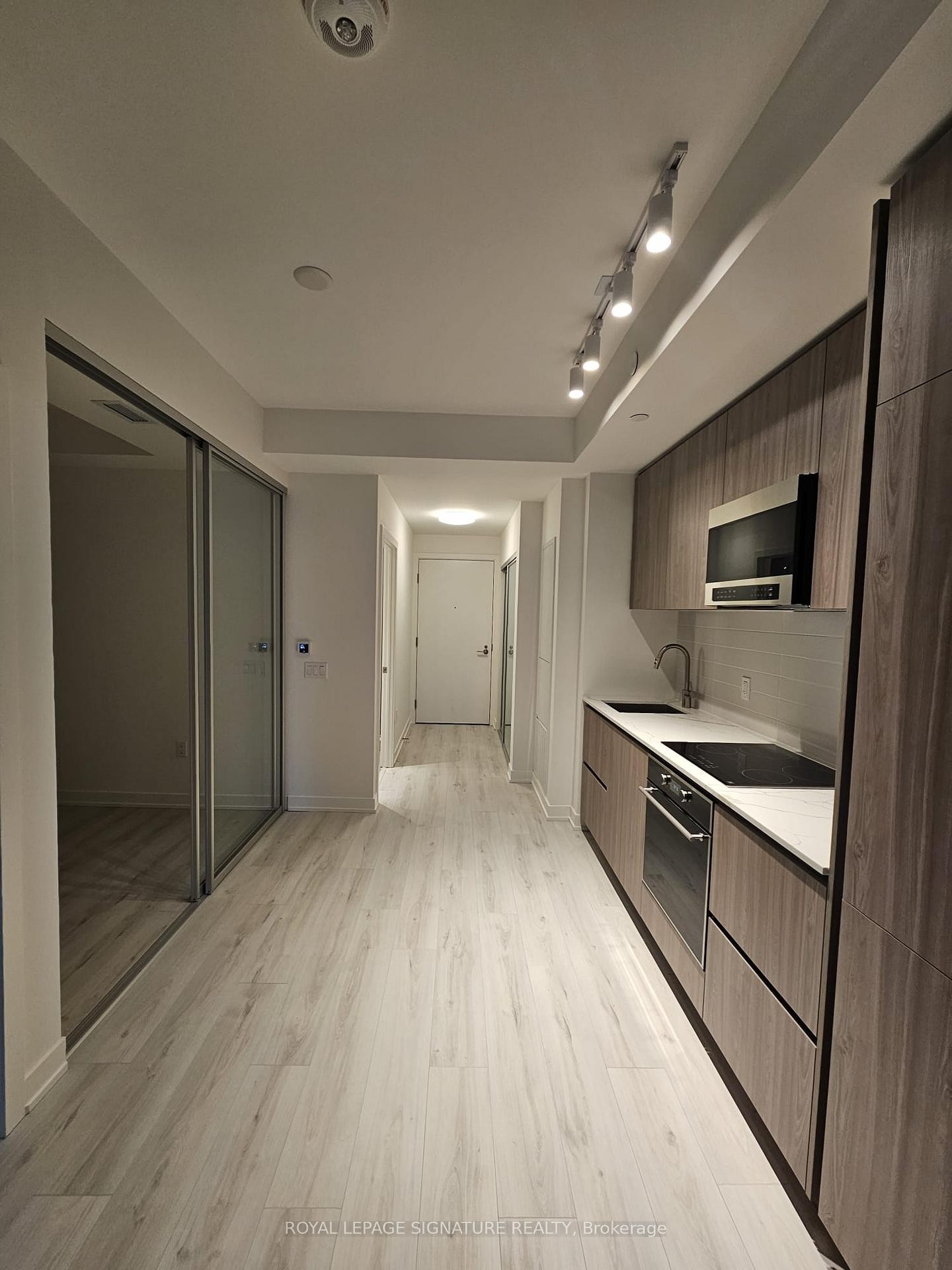 1904S-110 Broadway Avenue, Toronto, ON - Indoor Photo Showing Kitchen