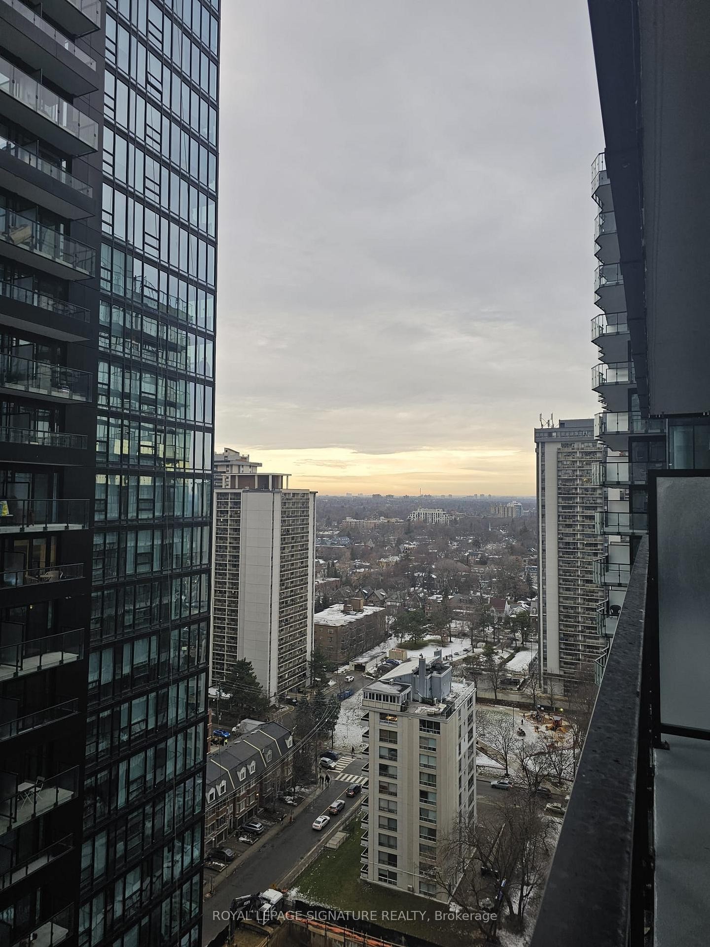 1904S-110 Broadway Avenue, Toronto, ON - Outdoor