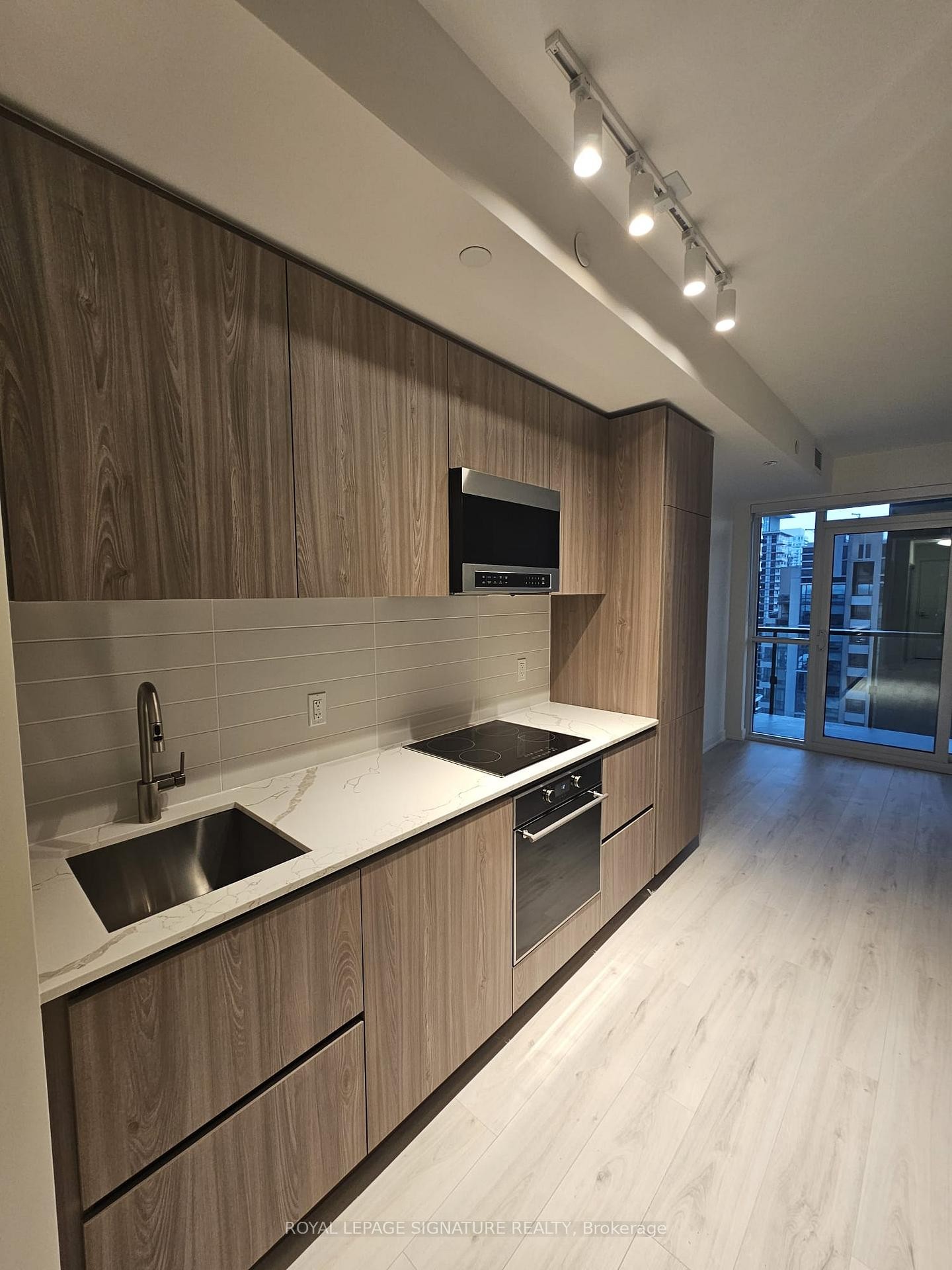 1904S-110 Broadway Avenue, Toronto, ON - Indoor Photo Showing Kitchen