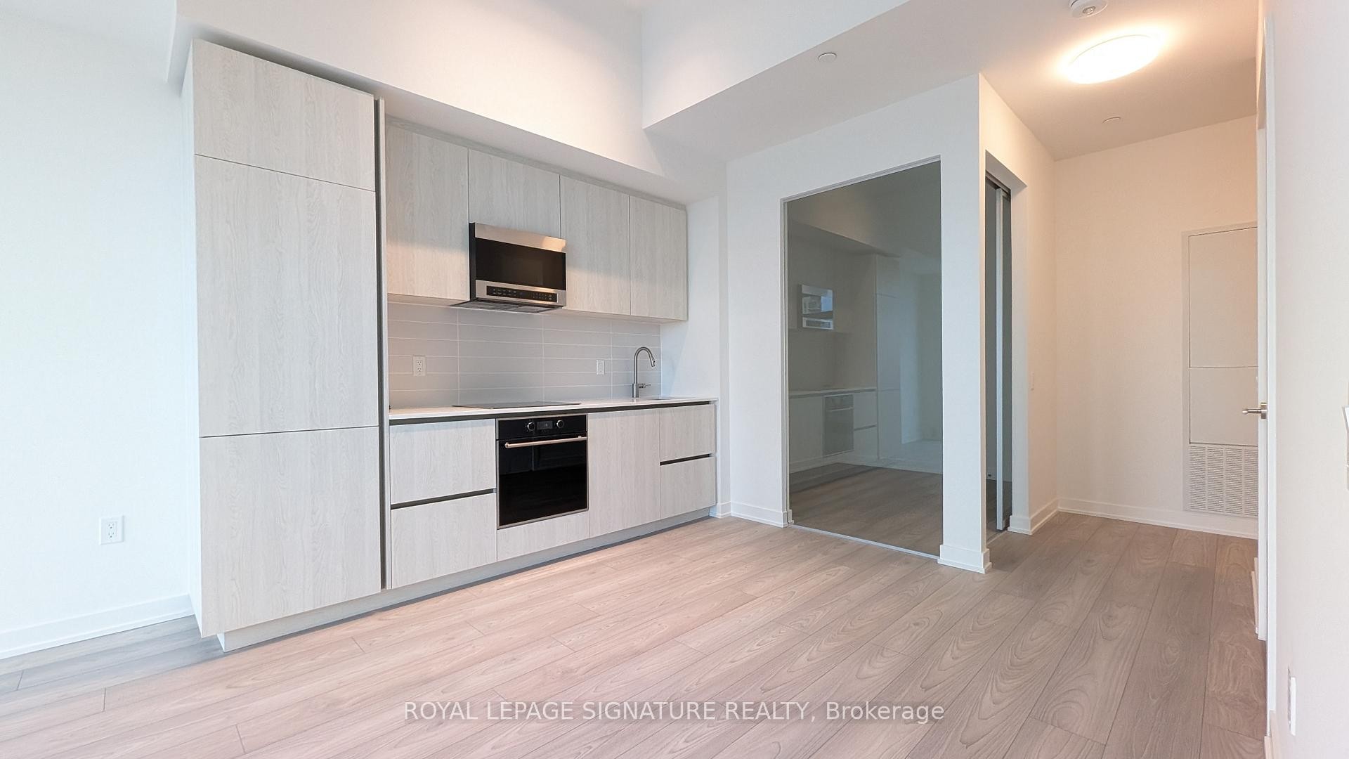 605-120 Broadway Avenue, Toronto, ON - Indoor Photo Showing Kitchen