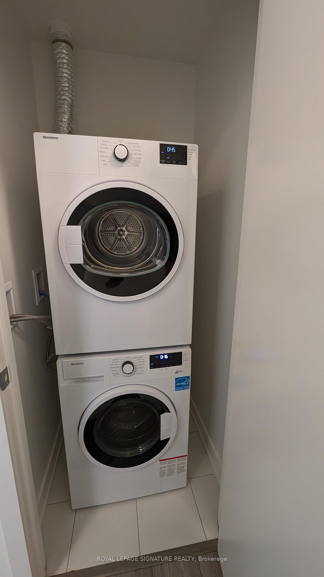 605-120 Broadway Avenue, Toronto, ON - Indoor Photo Showing Laundry Room