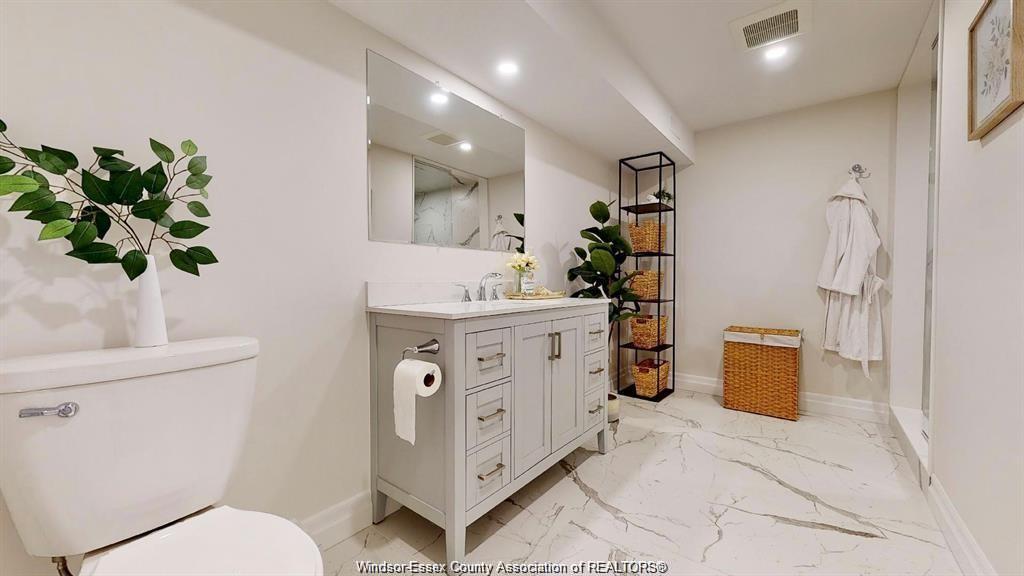 Lower-87 Draper, Harrow, ON