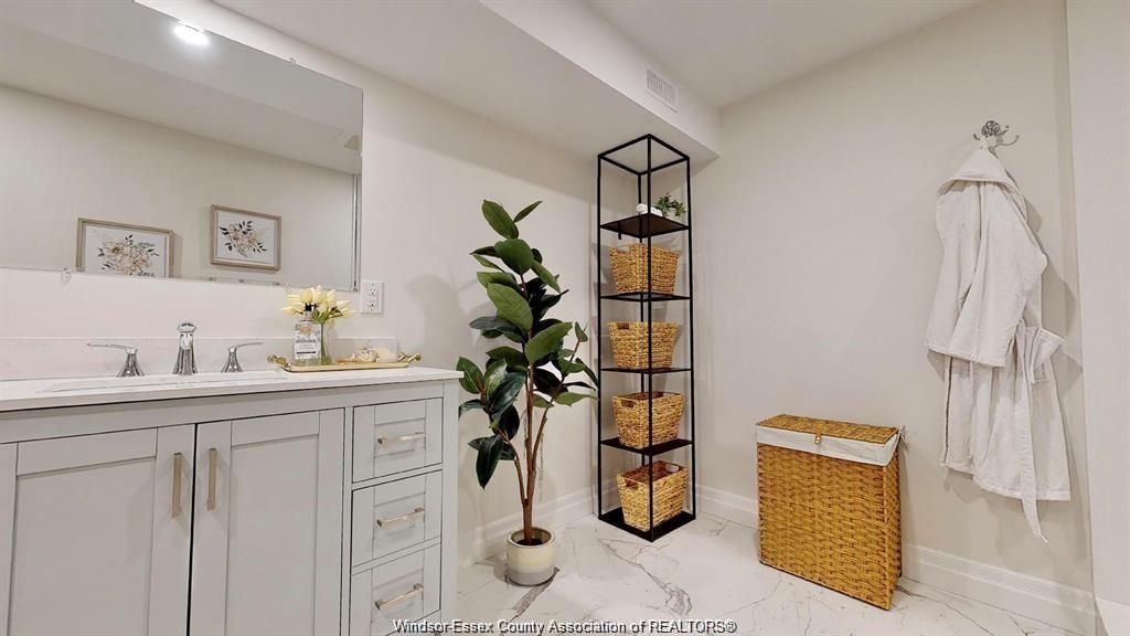 Lower-87 Draper, Harrow, ON