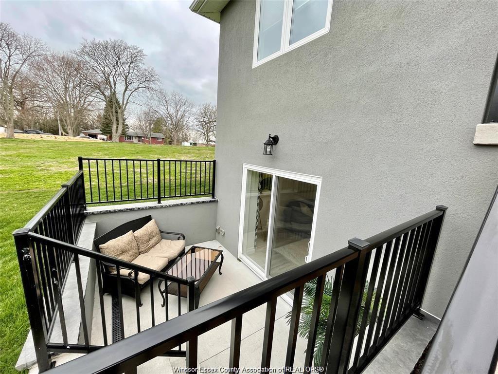 Lower-87 Draper, Harrow, ON