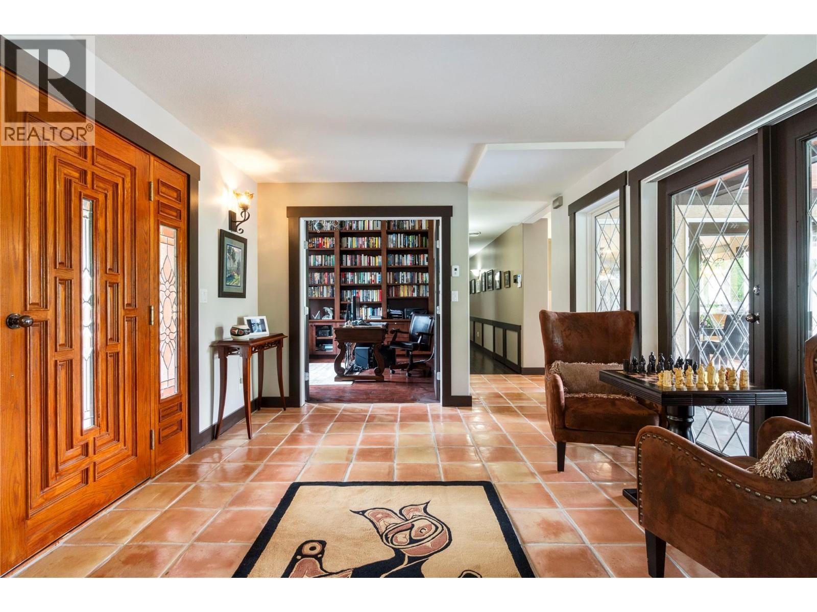 5121 Ivy Road, Eagle Bay, BC - Indoor Photo Showing Living Room