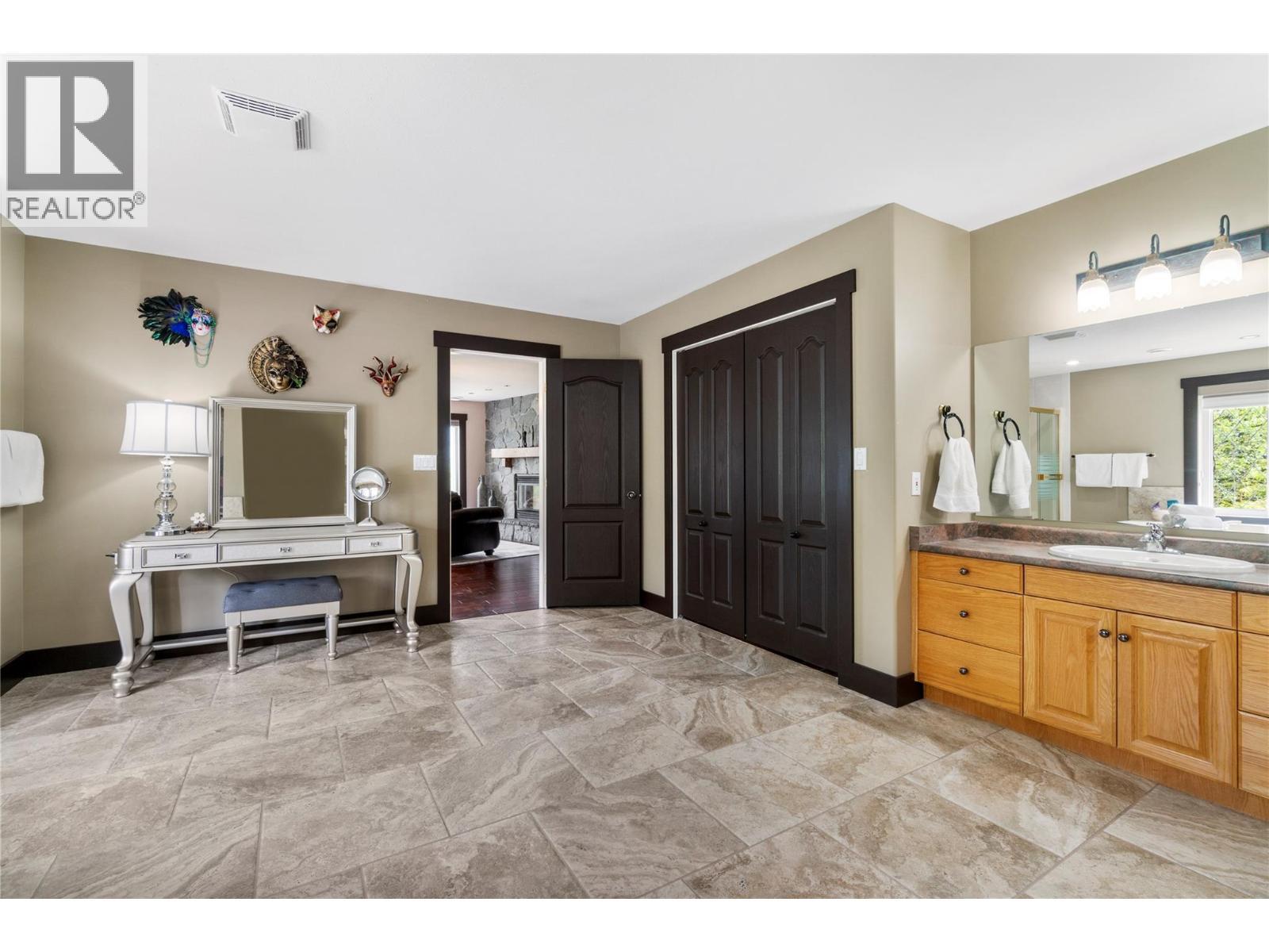 5121 Ivy Road, Eagle Bay, BC - Indoor