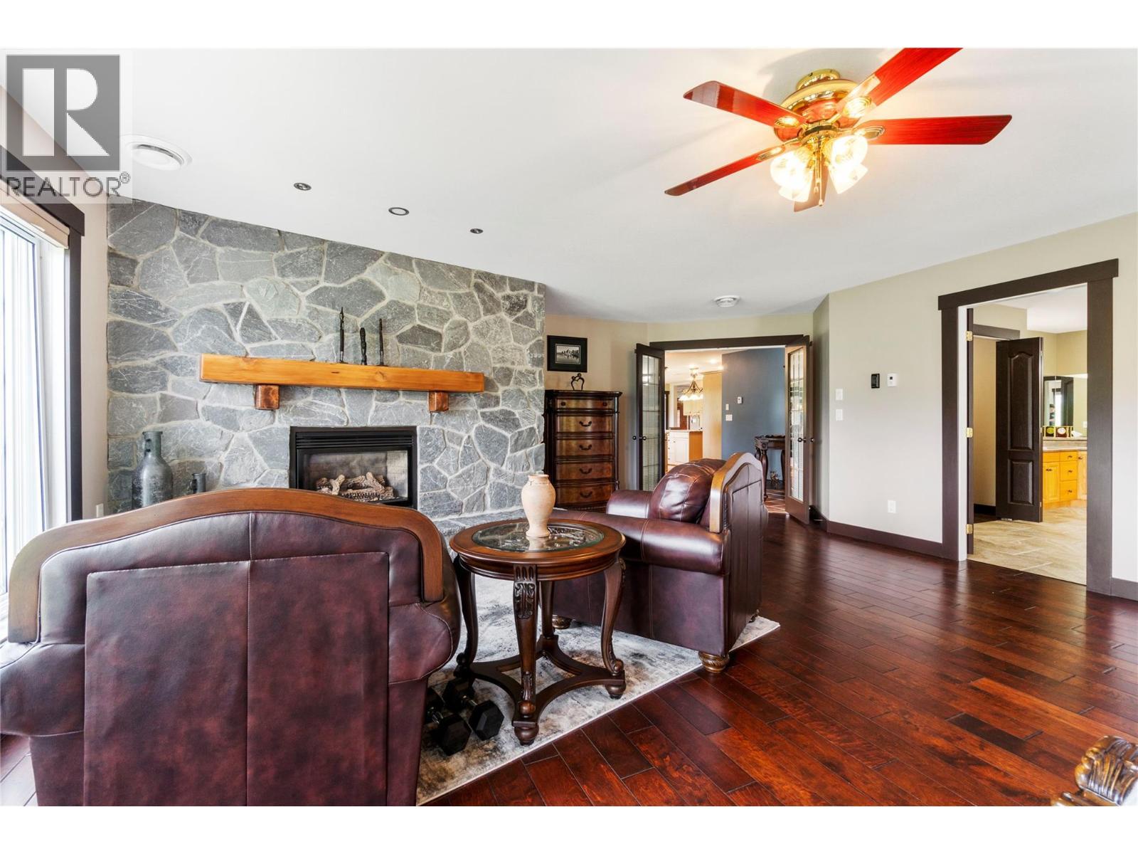 5121 Ivy Road, Eagle Bay, BC - Indoor Photo Showing Living Room With Fireplace