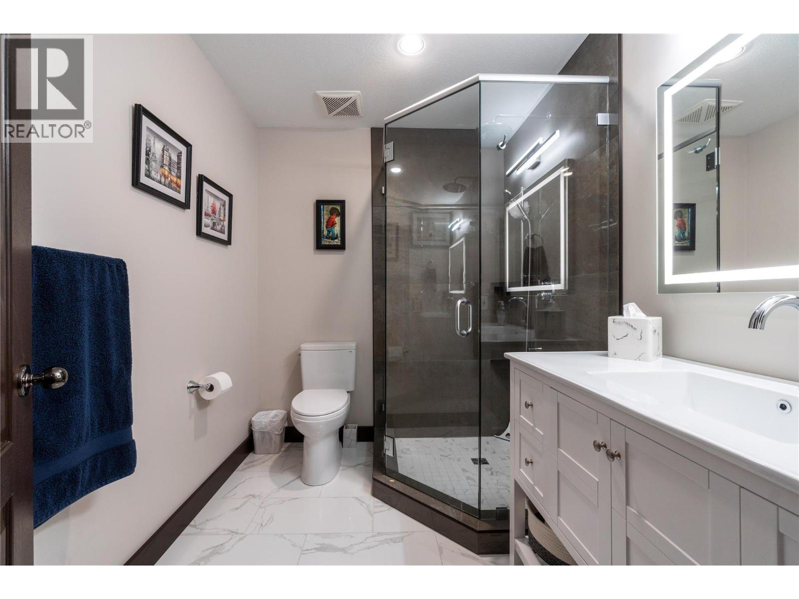 5121 Ivy Road, Eagle Bay, BC - Indoor Photo Showing Bathroom