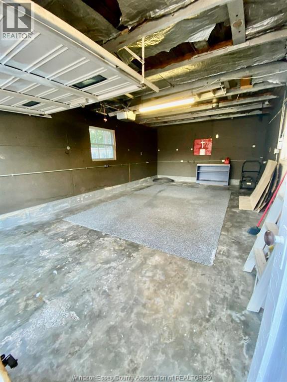 943 Lauzon Road, Windsor, ON - Indoor Photo Showing Garage
