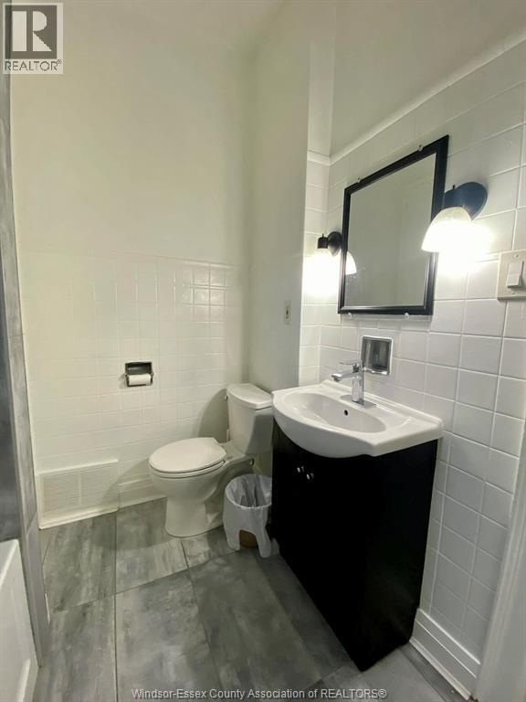 943 Lauzon Road, Windsor, ON - Indoor Photo Showing Bathroom