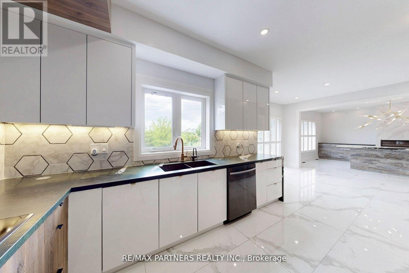 31 Eyer Drive, Markham, ON - Indoor Photo Showing Kitchen With Double Sink
