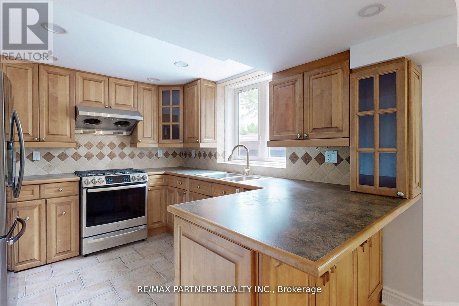 31 Eyer Drive, Markham, ON - Indoor Photo Showing Kitchen With Double Sink