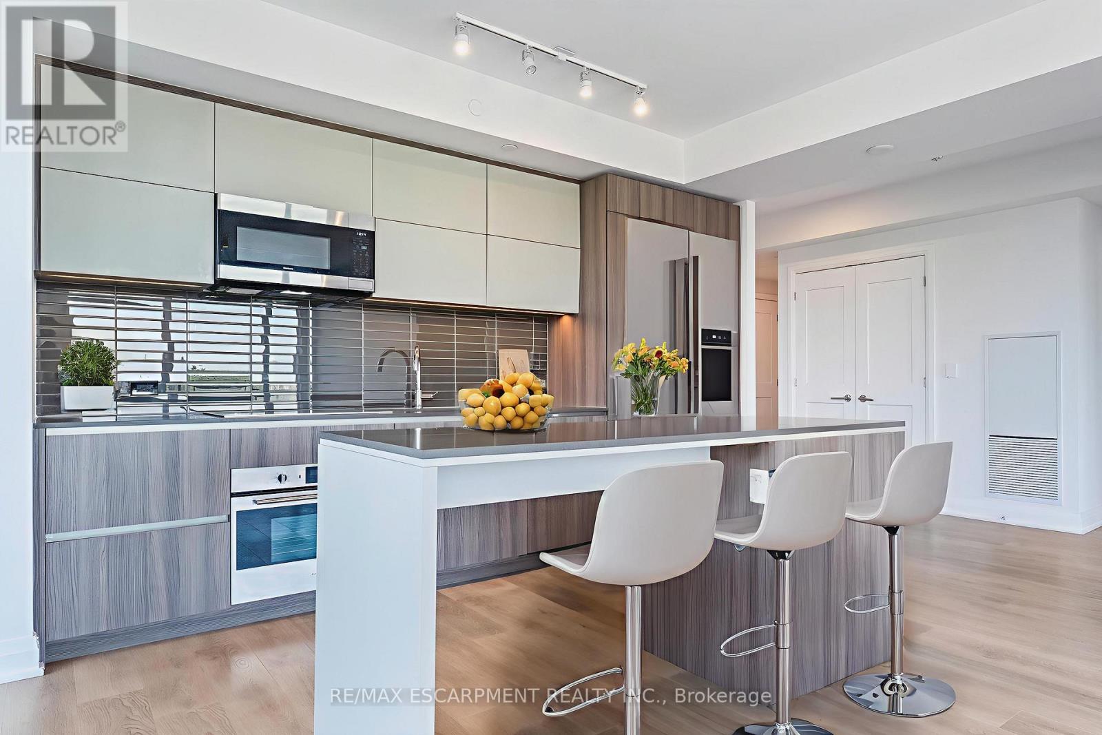 1012 - 21 Park Street E, Mississauga, ON