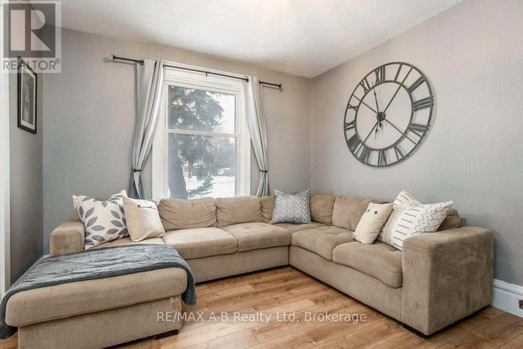 2 Loveys Street E, East Zorra-Tavistock (Hickson), ON - Indoor Photo Showing Living Room