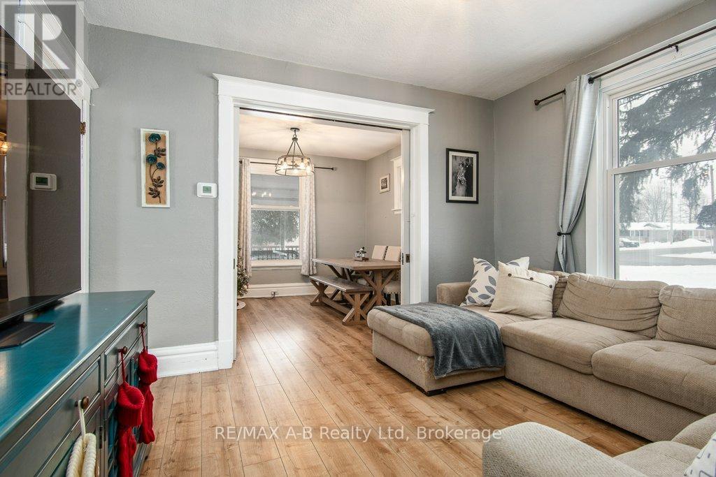2 Loveys Street E, East Zorra-Tavistock (Hickson), ON - Indoor Photo Showing Living Room